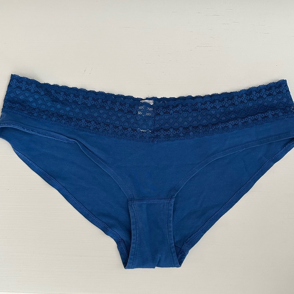 VICTORIA’S SECRET Hip Hugger Panty